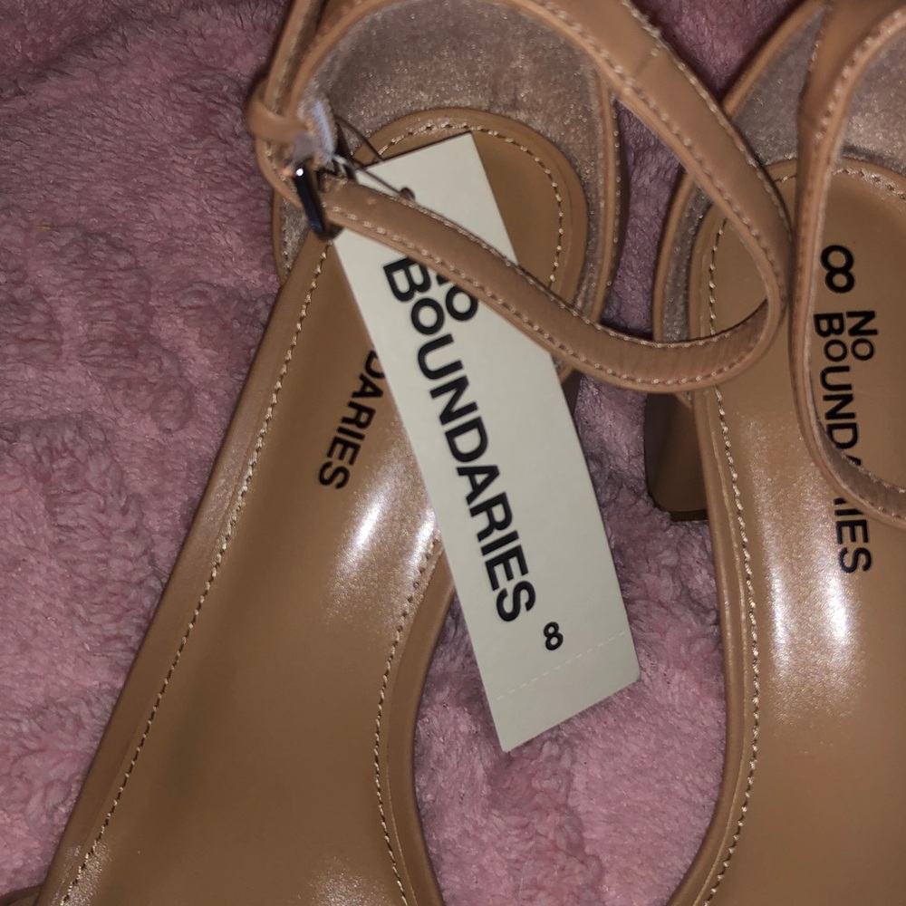 NWT Beige Adjustable Strap Sandals Size 8 - Picture 2 of 4